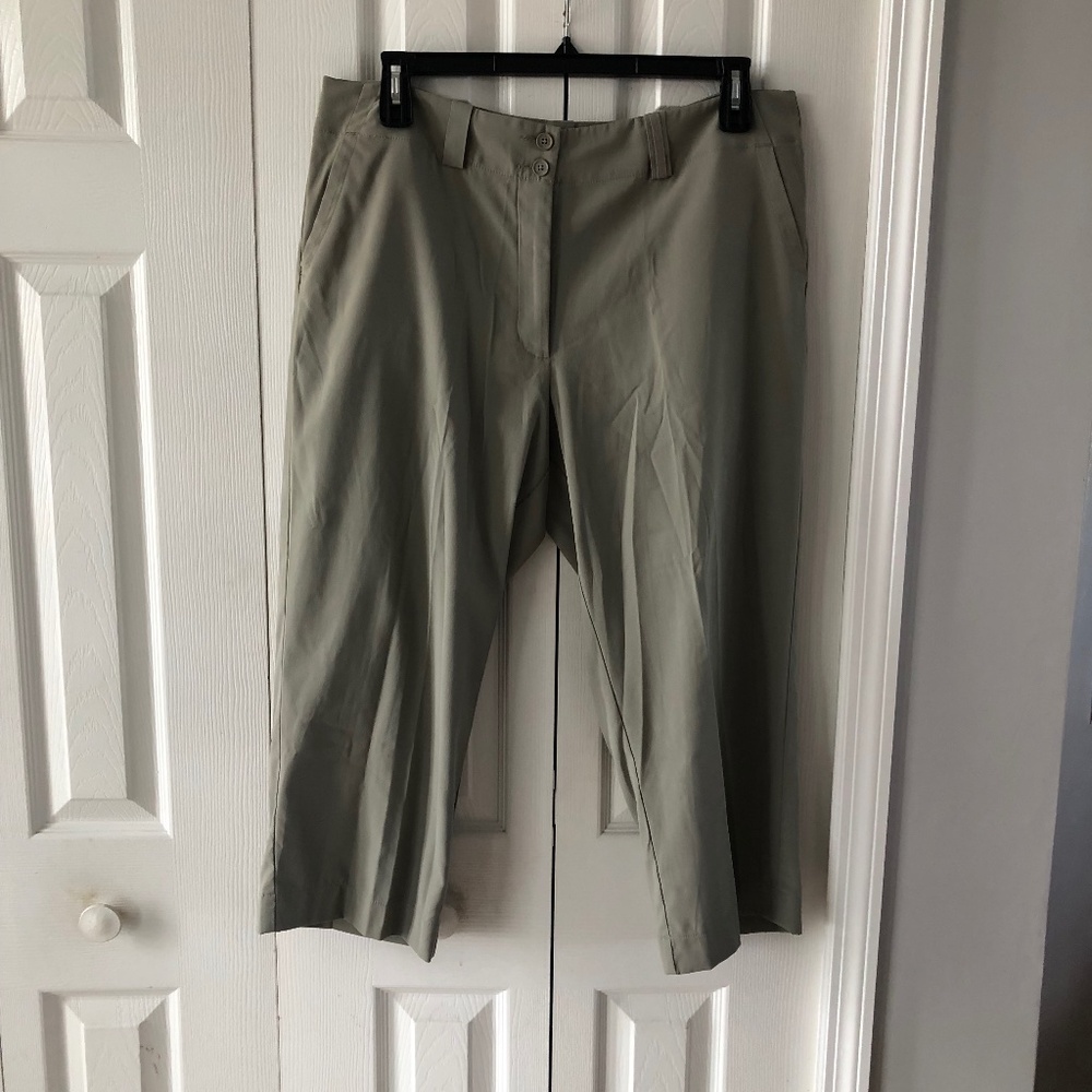 Womens Nike Dri Fit Golf Capris, 16, EUC, Hi-rise, Sage color